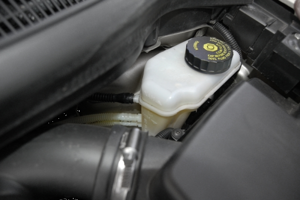 Brake fluid reservoir 600x399 Brake fluid reservoir 600x399